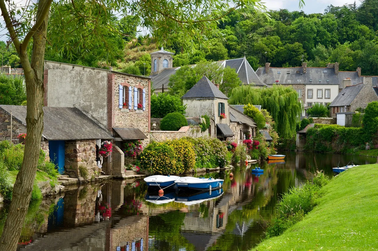 découvrez la bretagne, une région riche en patrimoine culturel, paysages côtiers à couper le souffle et traditions uniques. explorez ses charmants villages, savourez sa gastronomie locale et plongez dans l'histoire fascinante de cette terre emblématique de la france.